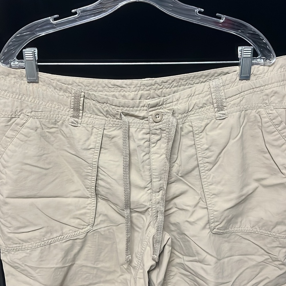 The North Face- lightweight tan shorts with large pockets - Picture 2 of 7